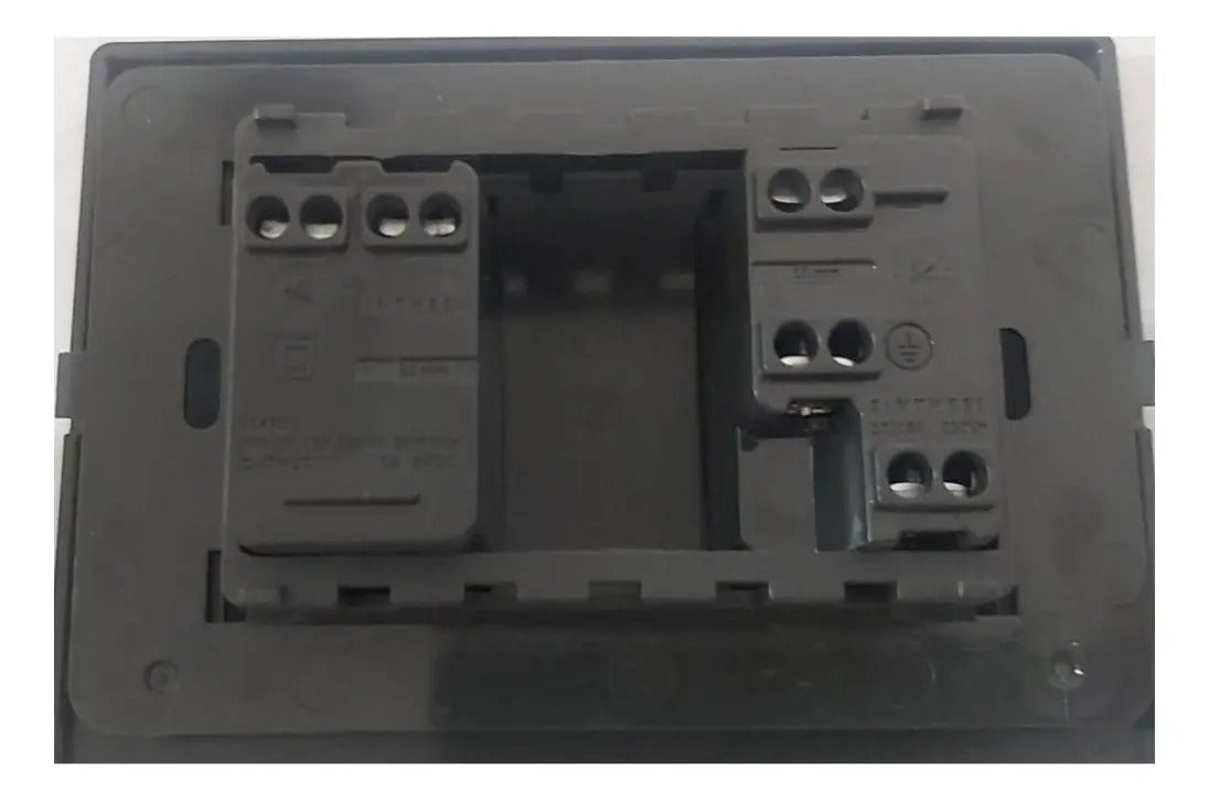 Toma Corriente 10a + Toma Usb Tipo C Noir S22 Sinthesi