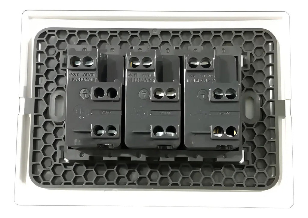 Enchufe Triple Embutido 10/16a Noir Sinthesi. Color Blanco