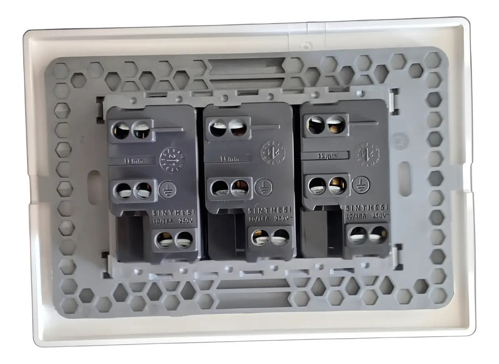 Tomacorriente Triple 10a Embutido Noir Sinthesi